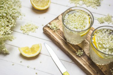 Ev yapımı mürver çiçeği limonatası. Sağlıklı ve ferahlatıcı bir yaz içeceği. Yüzeyin derinliği az olan yakın plan fotoğraf.