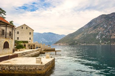 Kotor Körfezi 'ndeki (Boka Kotorska) eski geleneksel Akdeniz taş evleri, Karadağ, Avrupa. Seyahat kavramı, arkaplan.