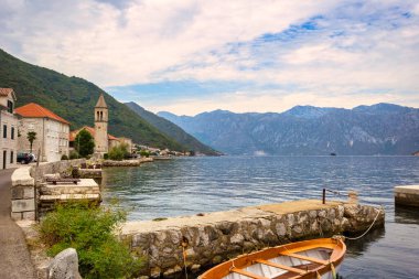 Karadağ, Kotor Körfezi (Adriyatik Denizi), Stoliv köyü, gri dağlara karşı taş evleri olan Picturesque Akdeniz köyü. Seyahat kavramı, arkaplan.
