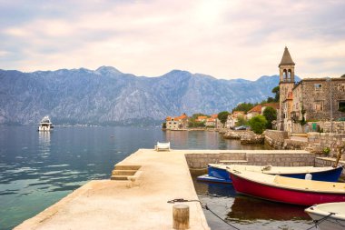 Karadağ, Kotor Körfezi (Adriyatik Denizi), Stoliv köyü, gri dağlara karşı taş evleri olan Picturesque Akdeniz köyü. Seyahat kavramı, arkaplan.