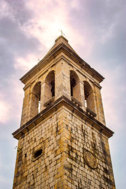 Karadağ 'ın Kotor Körfezi' ndeki (Adriyatik Denizi) küçük bir köy olan Stoliv 'deki Mary adında eski bir kilise. Seyahat kavramı, arkaplan.