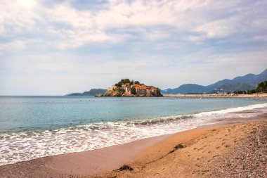 Sveti Stefan, Karadağ 'da küçük bir ada ve tatil beldesi. Balkanlar, Adriyatik denizi, Avrupa. Seyahat kavramı, arkaplan.