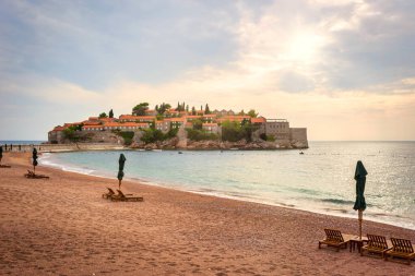 Sveti Stefan, Karadağ 'da küçük bir ada ve tatil beldesi. Balkanlar, Adriyatik denizi, Avrupa. Seyahat kavramı, arkaplan.