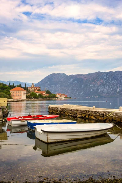 Barcos Pesqueros Muelle Piedra Tradicional Bahía Kotor Boka Kotorska Montenegro — Foto de Stock
