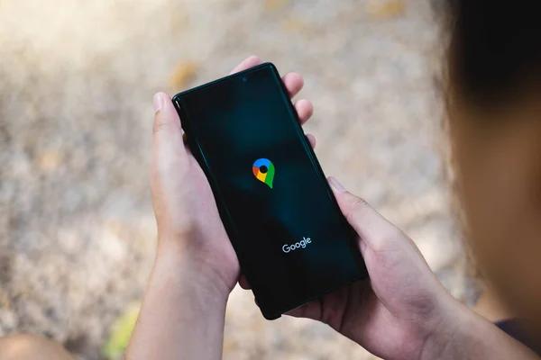 RAYYONG, THAILAND, APR 12.2020: Samsung Galaxy Note akıllı telefonunu Google Harita Uygulaması için elinde tutan bir adam. Google Maps, Google tarafından sağlanan popüler bir mobil uygulama hizmetidir..