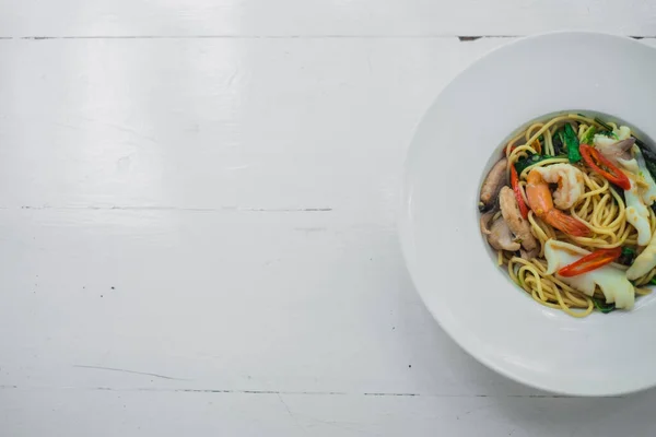 Karışık Kızarmış Baharatlı Spagetti Deniz Ürünleri veya 