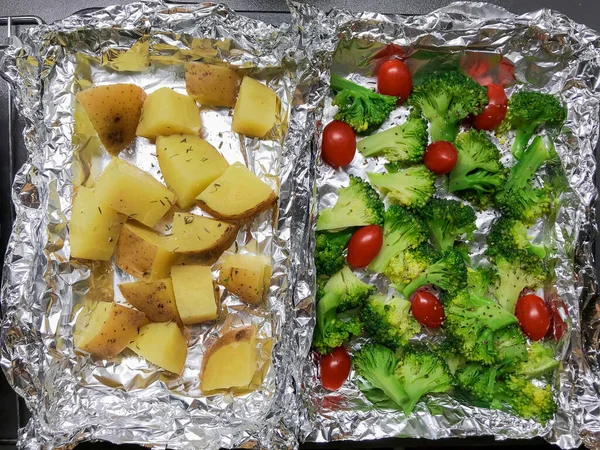 Folyoda patates, brokoli ve domates pişirmeye hazır olun. Temiz gıda konsepti.