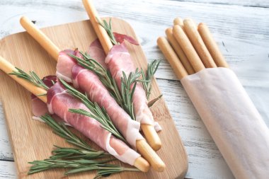İçinde jambon sarılı Breadsticks