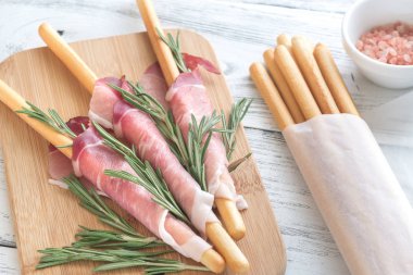 İçinde jambon sarılı Breadsticks