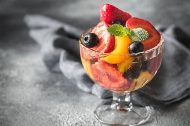 Cam vazo içinde meyve salatası