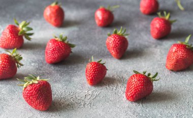 Gri arka plan üzerinde taze çilek