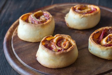 Pizza ahşap tahta üzerinde rulo