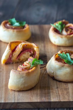 Pizza ahşap tahta üzerinde rulo