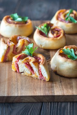 Pizza ahşap tahta üzerinde rulo