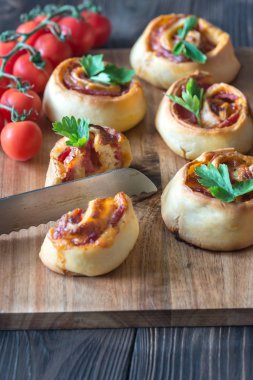 Pizza ahşap tahta üzerinde rulo