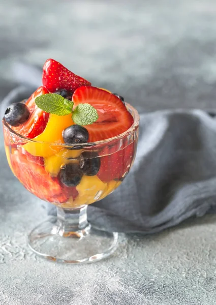 ガラスの花瓶のフルーツ サラダ — ストック写真