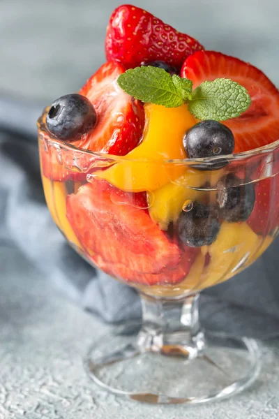 ガラスの花瓶のフルーツ サラダ — ストック写真