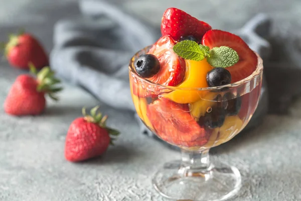 Cam vazo içinde meyve salatası