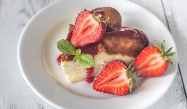 dilim cheesecake taze çilek ile