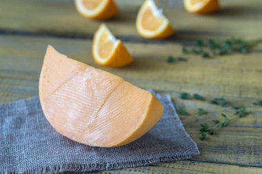 Ahşap tahta üzerinde mimolette peynir