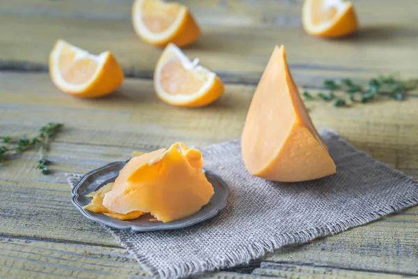 Sýr Mimolette Dřevěné Desce — Stock fotografie