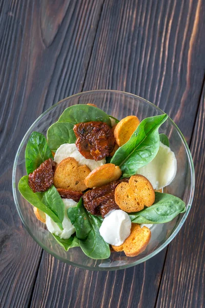 Salade Met Zongedroogde Tomaten Met Mozzarella Spinazie Bladeren — Stockfoto