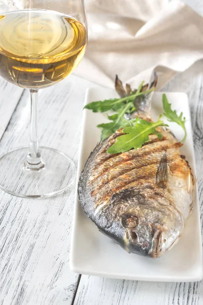 Grilled gilt-head bream on the plate — Stock Photo, Image
