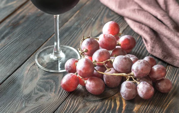 Glass Red Wine Bunch Red Grape — Stock Photo, Image