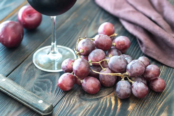 Glass Red Wine Bunch Red Grape — Stock Photo, Image