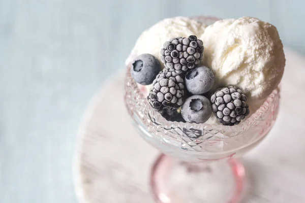 Cam Vazoda Fozen Çilek Vanilyalı Dondurma — Stok fotoğraf