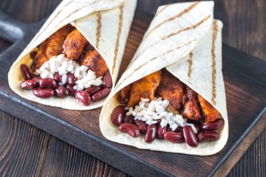 Tavuk burrito ahşap tahta üzerinde
