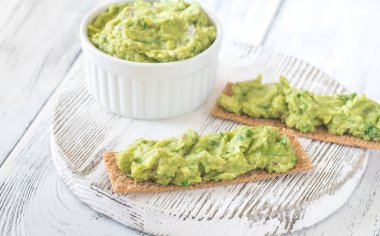 Guacamole sandviçle yakın çekim