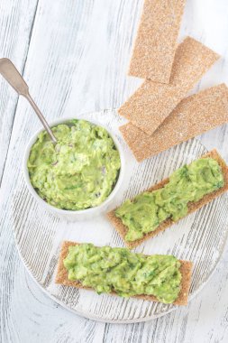 Guacamole sandviçle yakın çekim