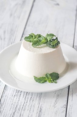 Ricotta beyaz tabak taze nane ile dekore edilmiş