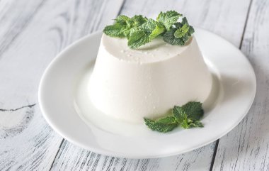 Ricotta beyaz tabak taze nane ile dekore edilmiş