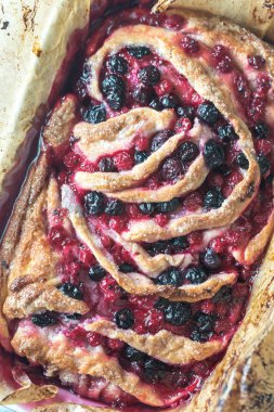 Siyah ve kırmızı kuş üzümü ile pasta