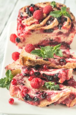 Siyah ve kırmızı kuş üzümü ile pasta