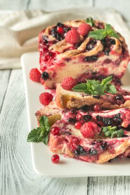 Siyah ve kırmızı kuş üzümü ile pasta