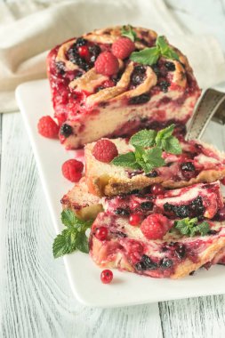 Siyah ve kırmızı kuş üzümü ile pasta