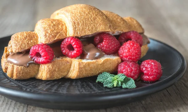 Croissant Con Pasta Chocolate Frambuesas Frescas —  Fotos de Stock