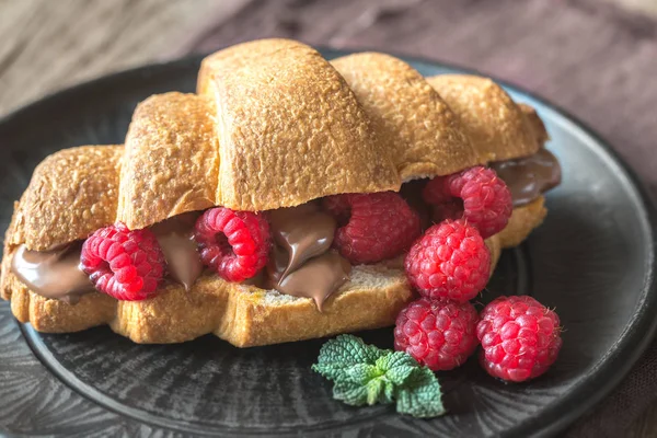 Croissant Com Pasta Chocolate Framboesas Frescas — Fotografia de Stock