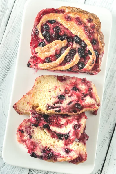 Siyah ve kırmızı kuş üzümü ile pasta