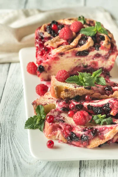 Siyah ve kırmızı kuş üzümü ile pasta