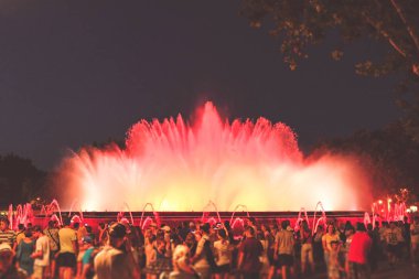 Barcelona - 19 Temmuz 2018: Sihirli Çeşme Montjuic ışık gösterisi gece Barcelona, İspanya