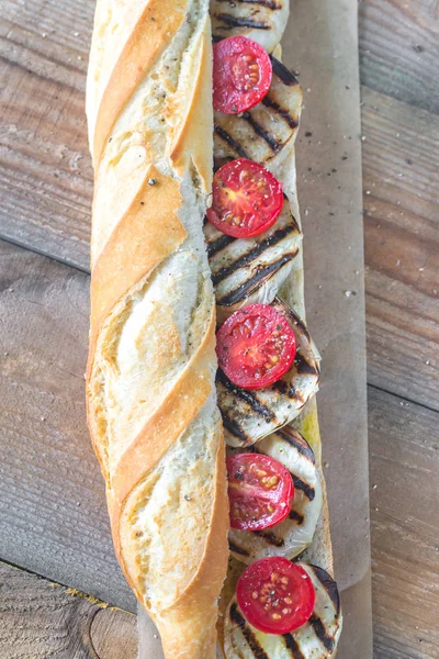 Sanduíche Com Beringelas Grelhadas Tomate Cereja — Fotografia de Stock