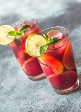 Sangria İspanyolca ile iki bardak meyve