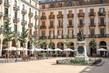 Girona, İspanya - 18 Temmuz 2018: Bağımsızlık Meydanı (Plaza de la Independencia) Girona, İspanya.