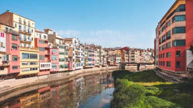 Girona, İspanya Onyar Nehri'ne bakan pitoresk evleri