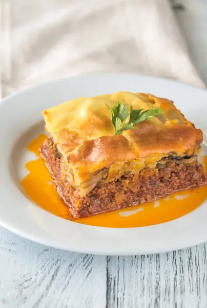 Portion Griechischer Moussaka — Stockfoto