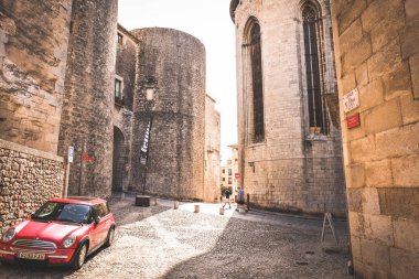 Girona, İspanya - 18 Temmuz 2018: Girona Ortaçağ dörtte. Ortaçağ şehir arasında 11 ve 15 yüzyıllarda inşa edilmiştir